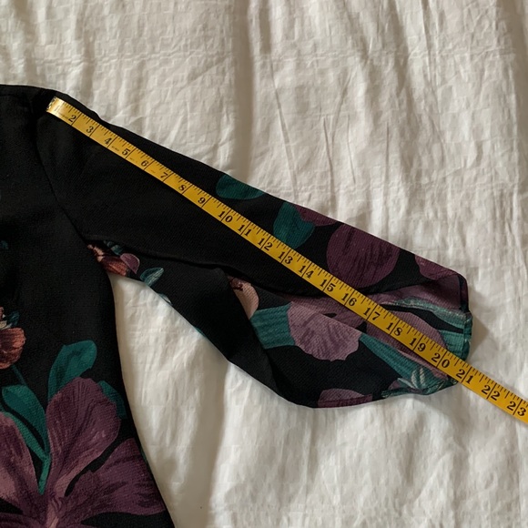 Le Chateau Women’s Sz. XS Wing Sleeved Dress - Picture 7 of 8